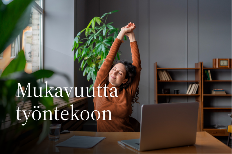 najnen venyttelee työpöydän äärellä